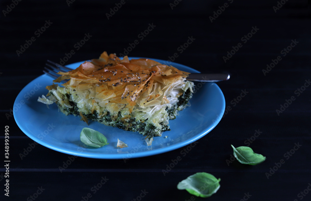 Cucina tradizionale greca. Spanakopita, una fetta di torta di pasta