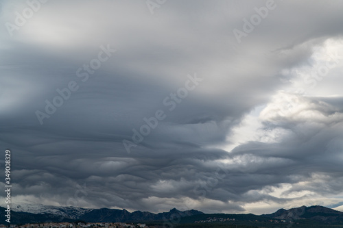 Obraz na płótnie Dramatic sky. Interesting unusual lenticular clouds. w salonie