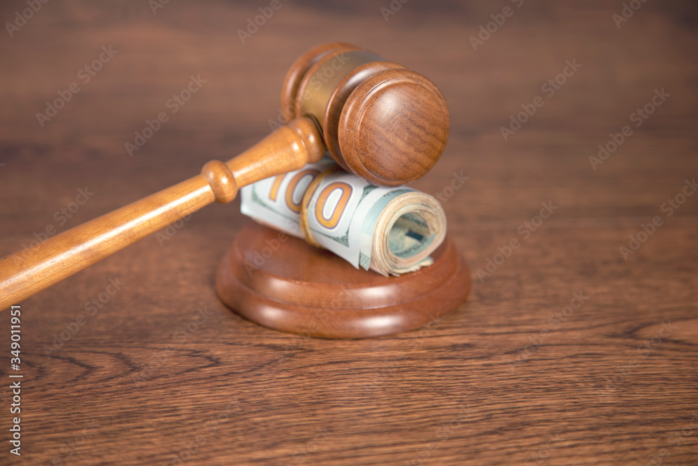 Obraz premium dollar and judge on table