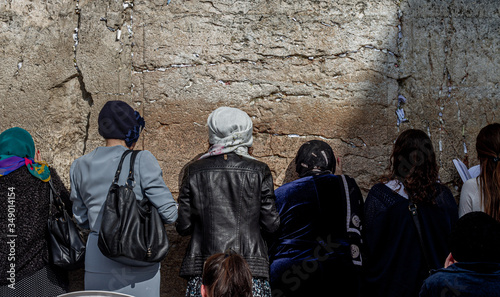 Fotografie Mujeres judías rezando en el muro de las lamentaciones de Jerusalén en Israel