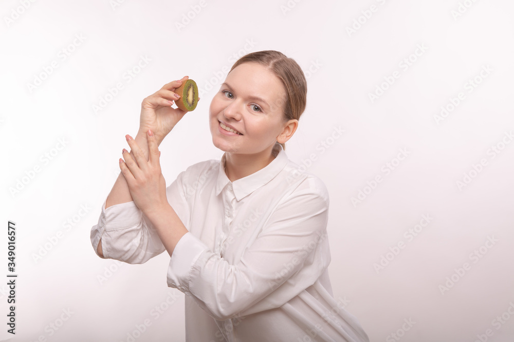 The application of natural cosmetics on the face. Kiwi juice in care cosmetics. The application of natural cosmetics on the face. Kiwi juice in care cosmetics.