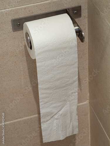 Rollo de papel higiénico colgando en un cuarto de baño en el confinamiento del Covid-19