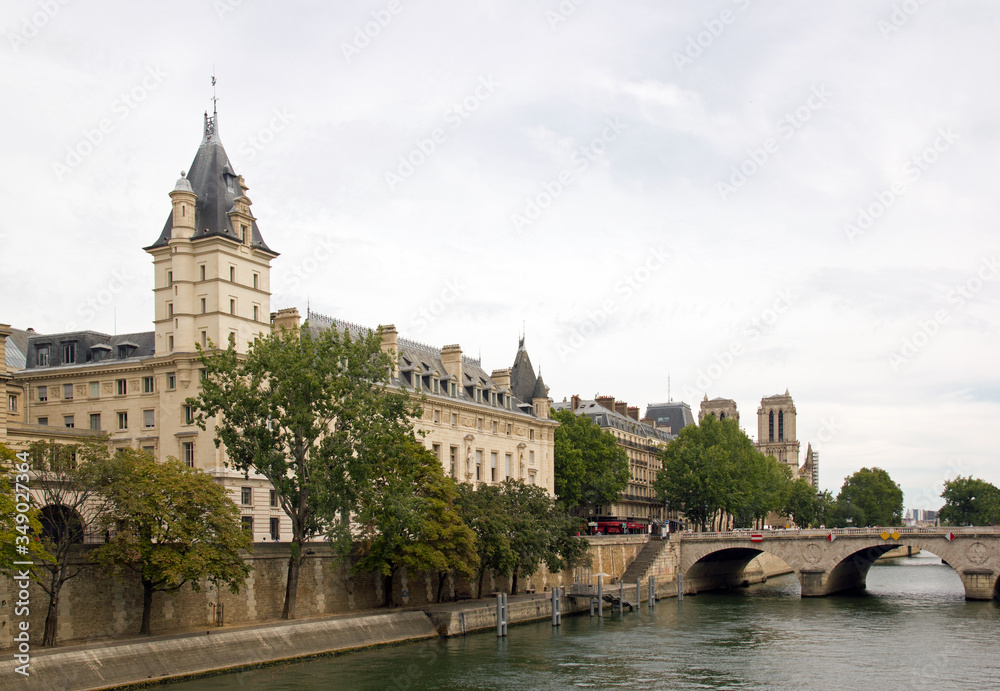 Paris, Quai des Orfèvres, le Pont-Neuf et Notre Dame (Paris France)