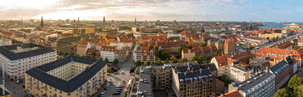 Φωτογραφία Panoramic view of the Copenhagen cityscape from the Christianshavn neighborhood at sunset