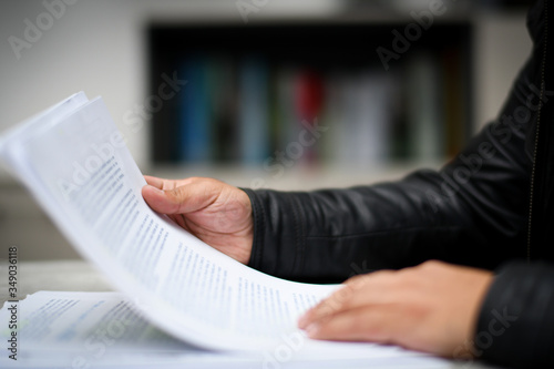 Hombre leyendo papeles en oficina photo