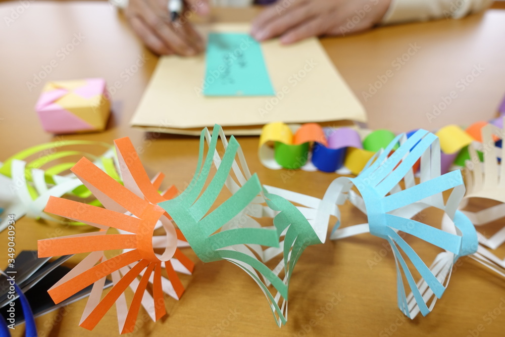 七夕飾りの短冊に願い事を書くシーン Stock 写真 Adobe Stock