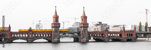 Canvas Print Berlin Panorama: Oberbaumbrücke mit gelber S-Bahn und dem Alex