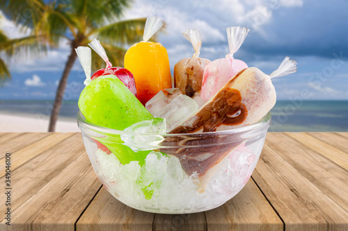 Bolis de diferentes sabores fondo tropica Bolis, hielito,naranjú, congelada, juguito congelado, bolis, bolillobolo, chupichupi, saborín, bambino, bollos, duro frío, raspaíto, chupps, helado en bolsita