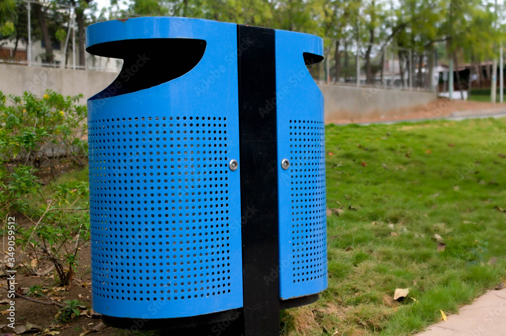 Cesto de basura en el parque. Reciclaje Stock Photo | Adobe Stock
