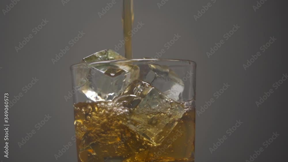 Gaseosa vertida en un vaso de vidrio