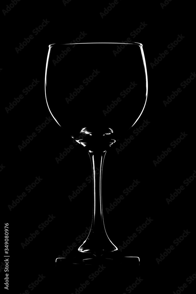 Silueta de una copa de vino sobre fondo negro, foto de naturaleza muerta o steel life