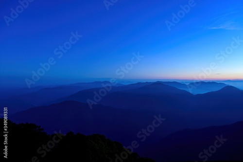 伊吹山で見た見た夜明け前の情景＠滋賀 © Scott Mirror