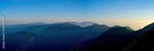 伊吹山で見た見た夜明け直後のパノラマ情景＠滋賀 © Scott Mirror