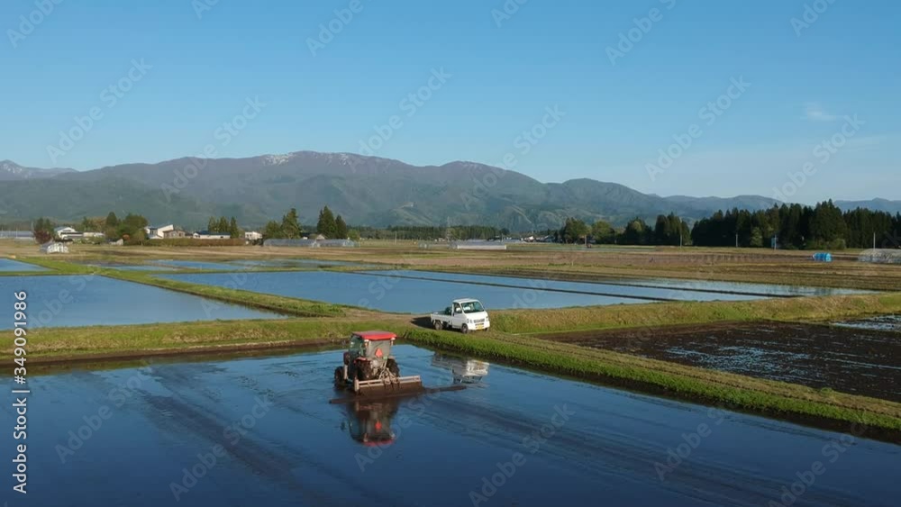 空撮 農業 春 田んぼの代掻き作業 トラクター 空撮 農業 春 田んぼの代掻き作業 トラクター