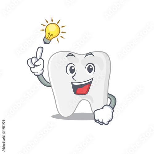 Mascot character of smart tooth has an idea gesture