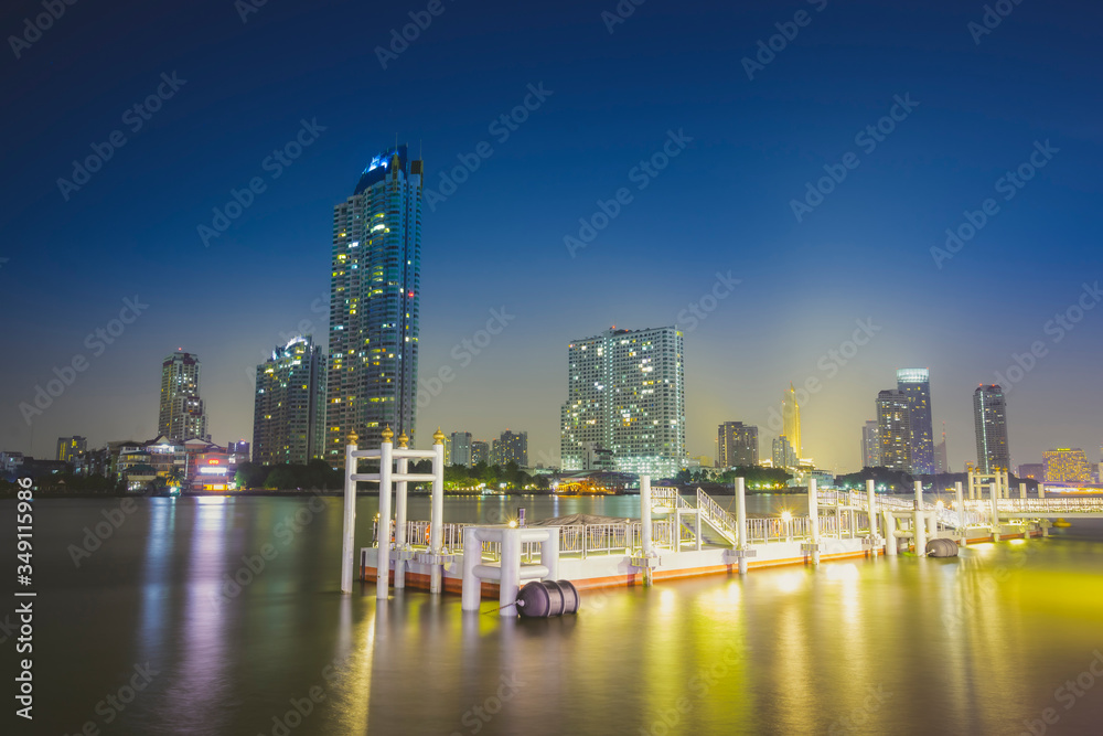 Obraz premium Harbor at night with city views