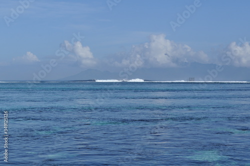 Fotografia Large waves breaking in the distance, viewed from a tahitian beach