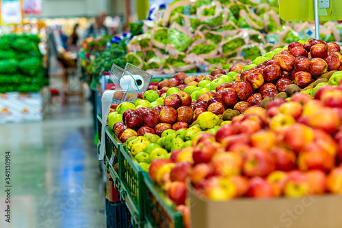 Diversas frutas na prateleira do supermercado photo