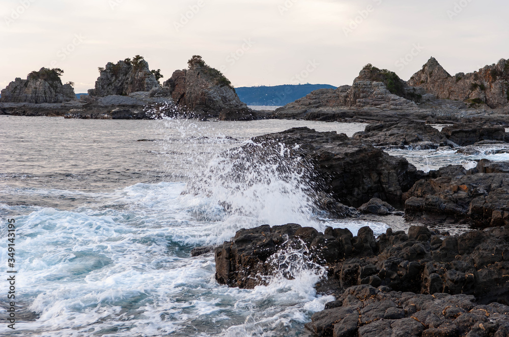 和歌山の海と岩礁と波しぶき