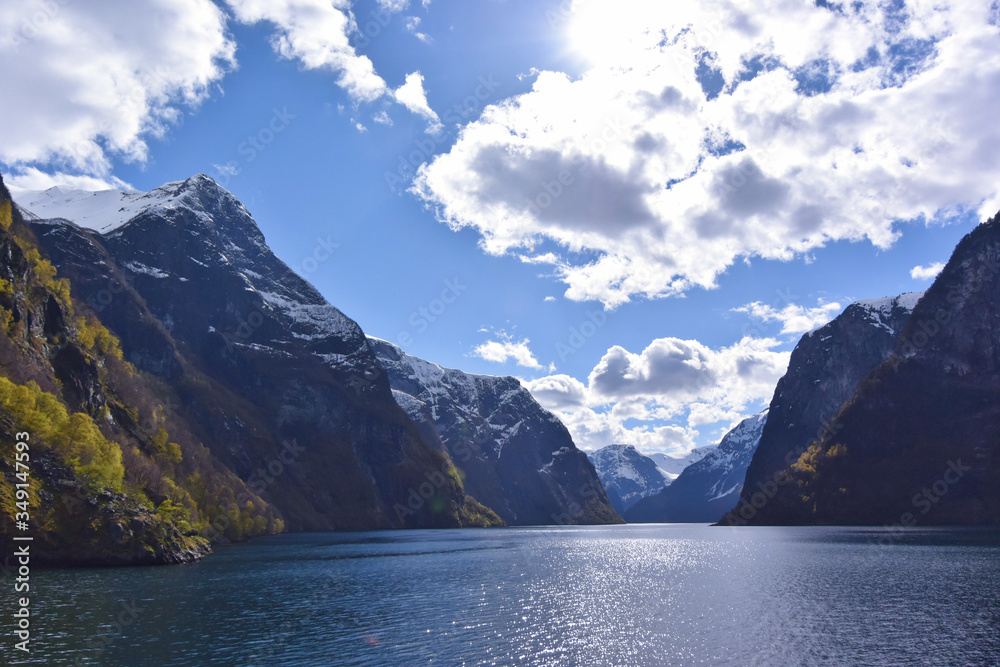 ソグネフィヨルド観光。ノルウェーのフロムからグドヴァンゲンネンへのフェリーからの眺め。Panoramic view of Sognefjord from Flam, one of the most famous fjords in Norway.