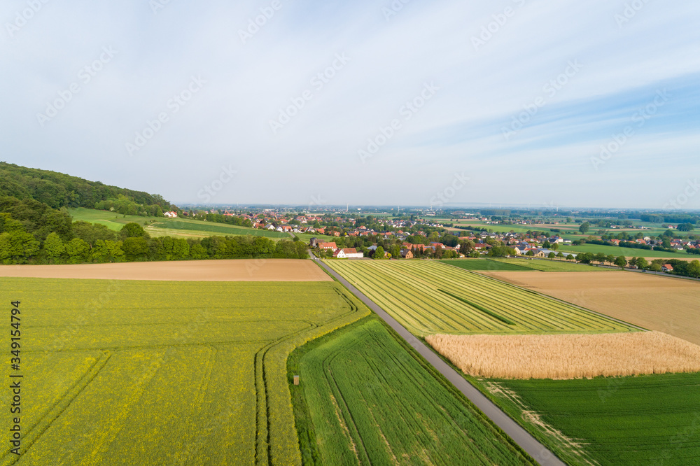 Hügelige Landschaft mit Feldern als Luftaufnahme