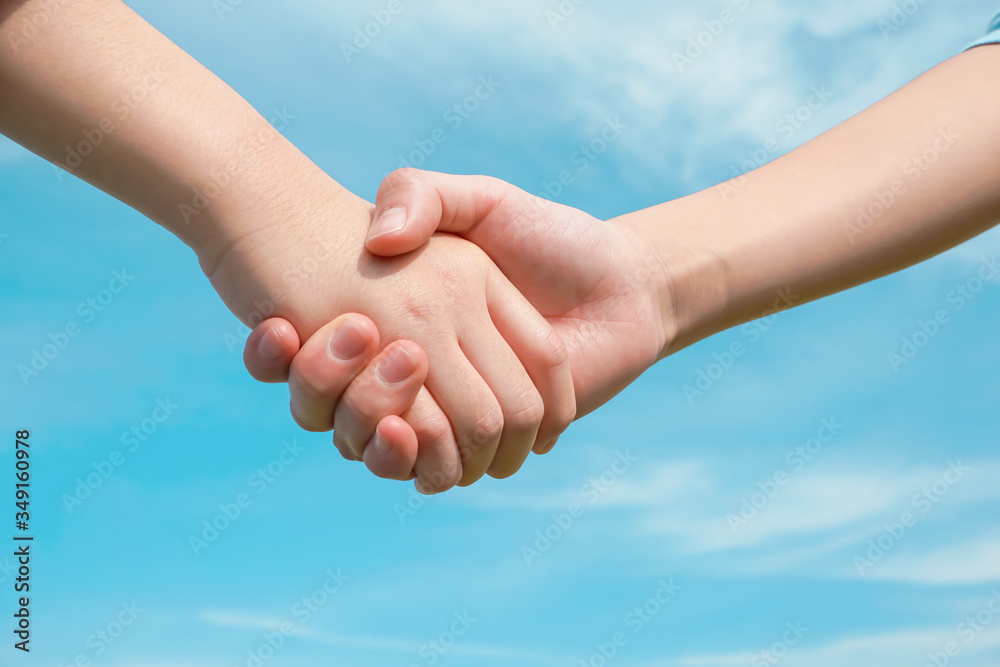 Children shaking hands 握手する子供 Children shaking hands 握手する子供