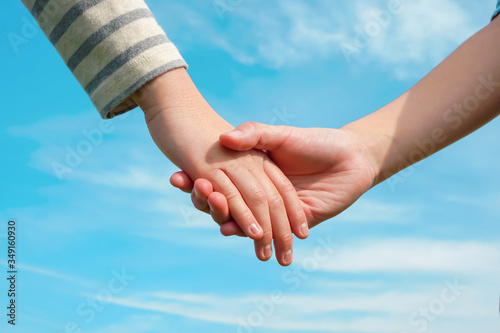 Children holding hands　手をつなぐ子供