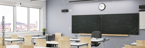 Leeres Klassenzimmer in Schule mit Tafel und Schreibtisch photo