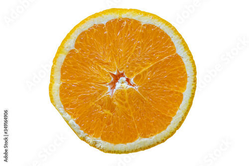 Halbe Orange isoliert auf wei  em Hintergrund