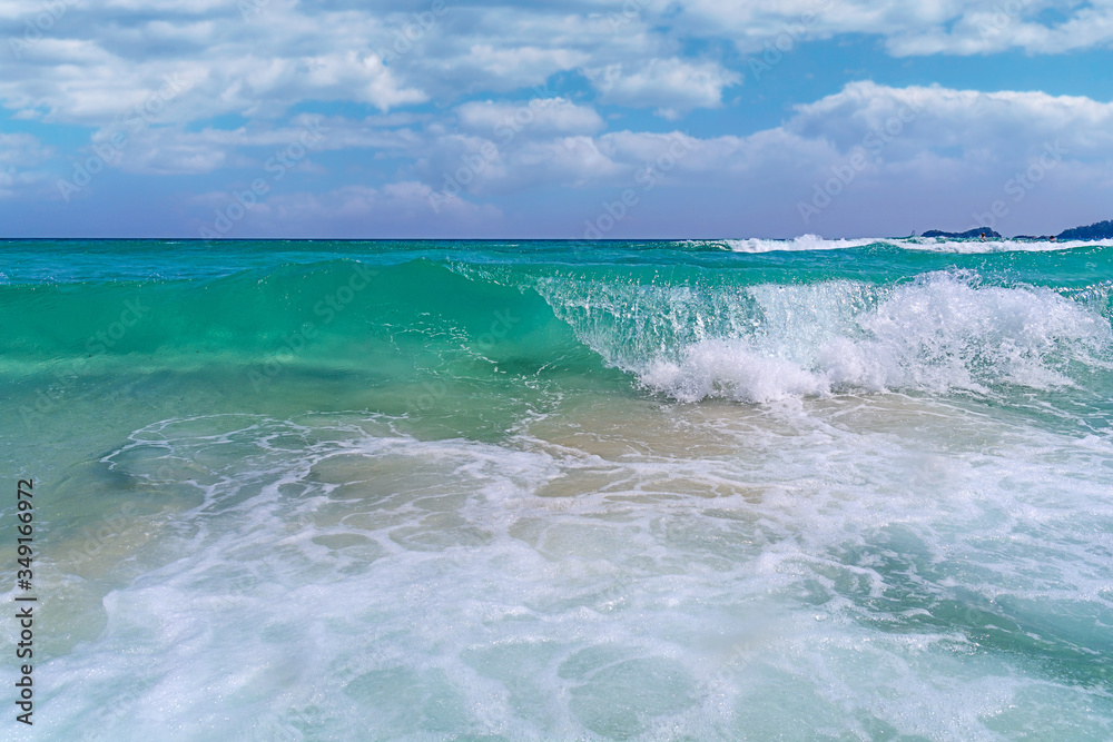 Fototapeta premium Big tropical ocean wave seashore with cloudy sky background