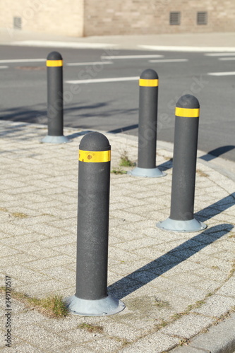 Pfosten, Sperrpfosten,, Straßenpoller auf einem Fußweg, Deutschland, Europa