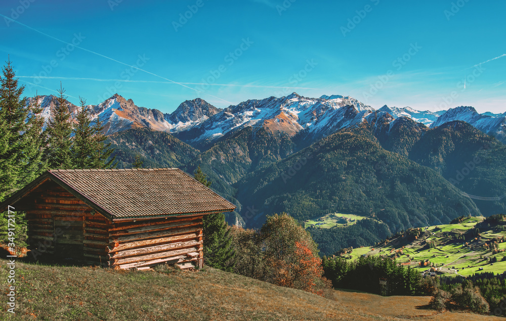 Hütte und Bergpanorama in den österreichischen Alpen