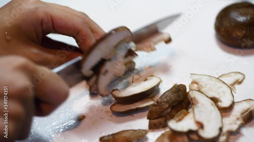 しいたけを切る