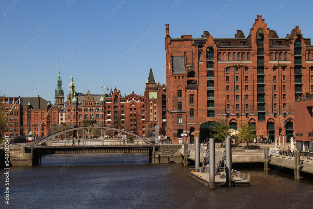 In der Hamburger Speicherstadt; Magdeburger Hafen mit Busanbrücke und Maritimen Museum