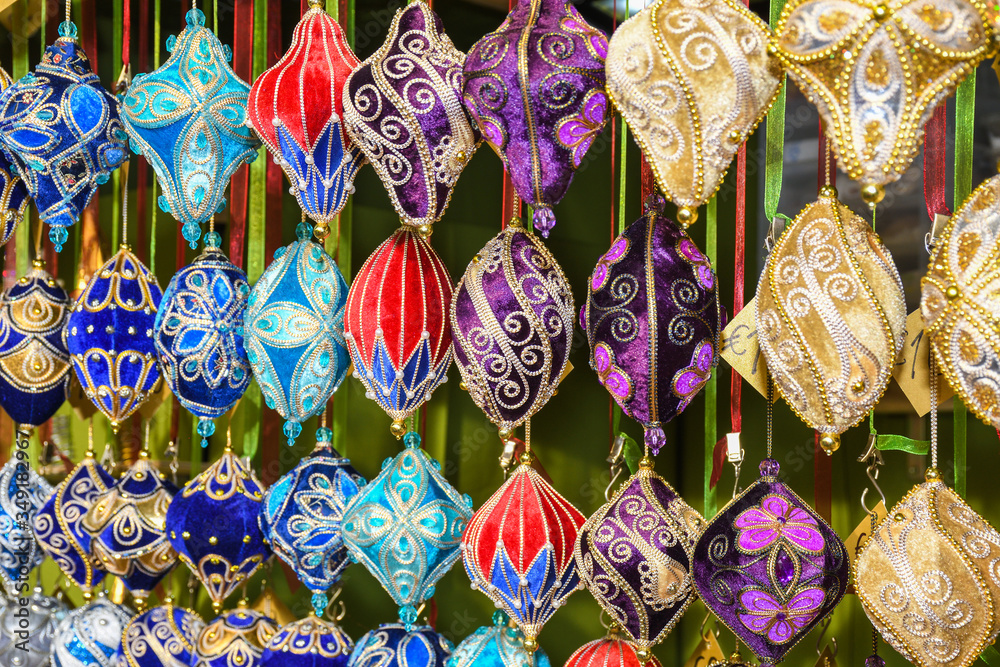 Obraz premium Christmas decorations and ornaments on the market in Vienna. For sale on Christmas fair