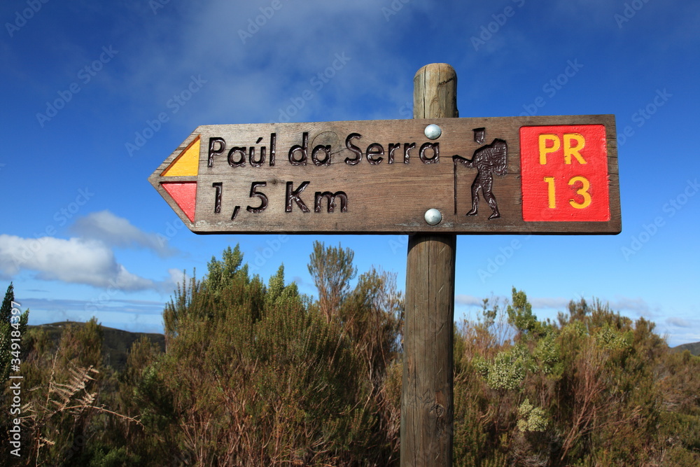 wegweiser für Wanderwege nach Paul da Serra, Madeira, portugal, Europa