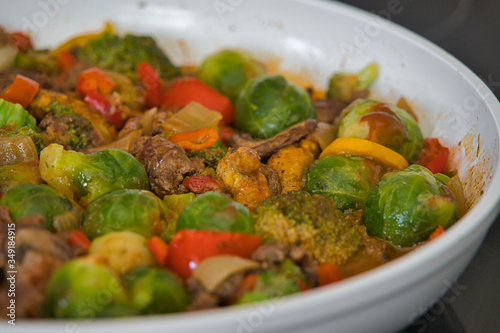 Leckere Thai Gemüsepfanne mit Hackfleisch, Rosenkohl, Paprika und Brokkoli, Low Carb, Produktbild