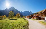 Wanderweg zu den Eng-Almen im Karwendel, Herbstlandschaft Tirol