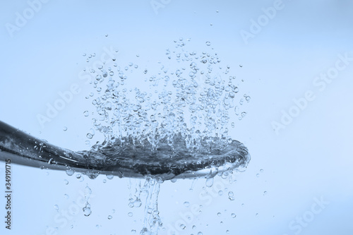 душевая головка в ванной комнате с каплями воды