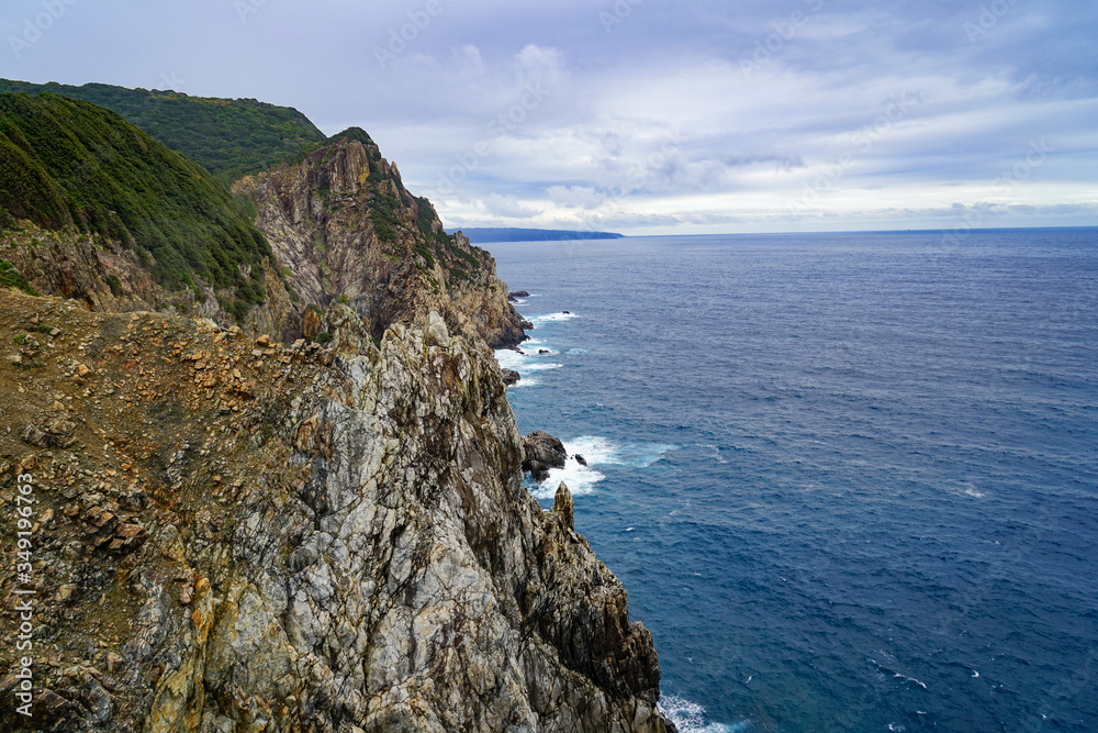 高知県　足摺岬の険しい崖と太平洋