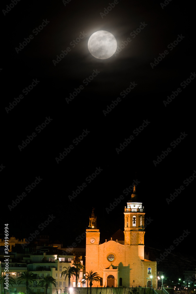 Luna sobre Sitges