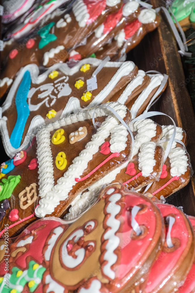 Obraz premium Many gingerbread cookies over the counter, during Vienna Christmas Market.Merry Christmas candy bar