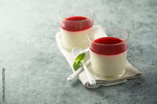 Tableau sur toile Vanilla panna cotta with berry jelly