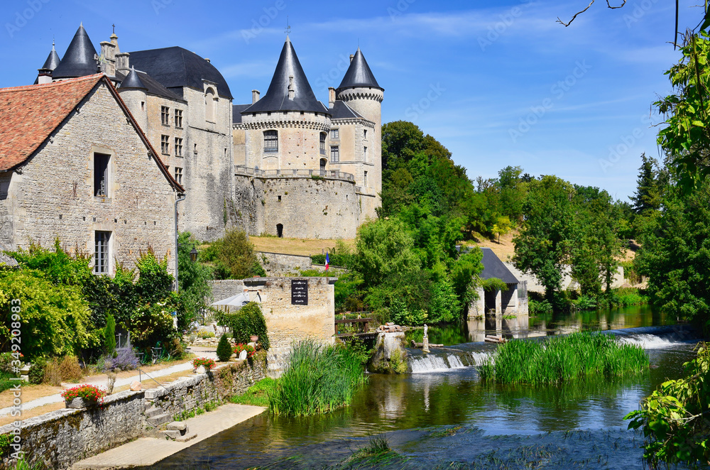 Chateau de Verteuil y rio Charonte