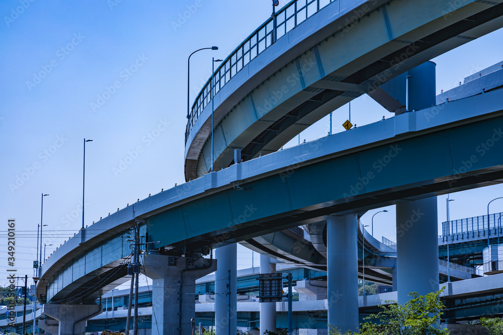 青空と高速道路の高架橋