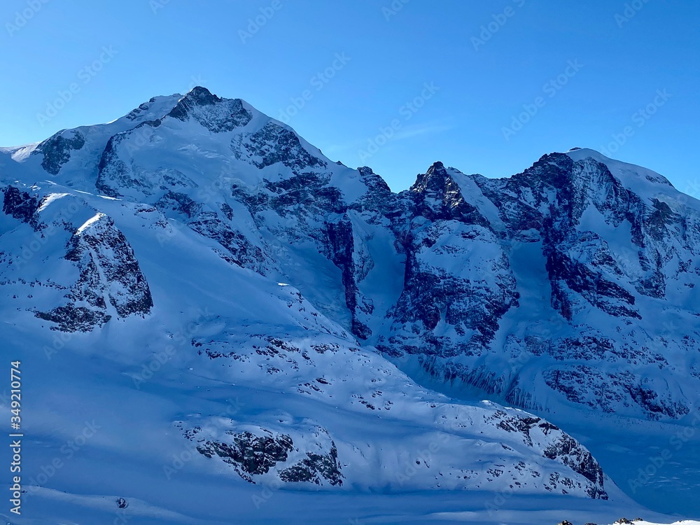 Sankt Moritz (Schweiz) Berglandschaft mit Schnee im Winter bei Blauem Himmel in den Alpen an Weinachten, Gestein bei Sonnenschein mit Sicht auf den Gletscher und Berggipfel mit blauem Himmel