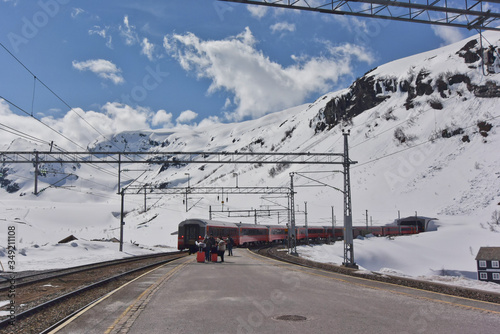 ノルウェー鉄道でフィヨルド観光へ。train to Sognefjord, one of the most famous fjords trip in Norway.
