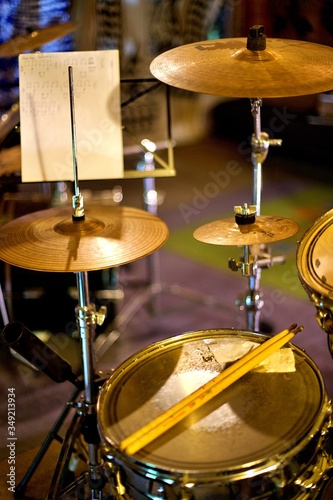 Instrument de musique dans un studio - batterie percussion baguette caisse claire cymbale
