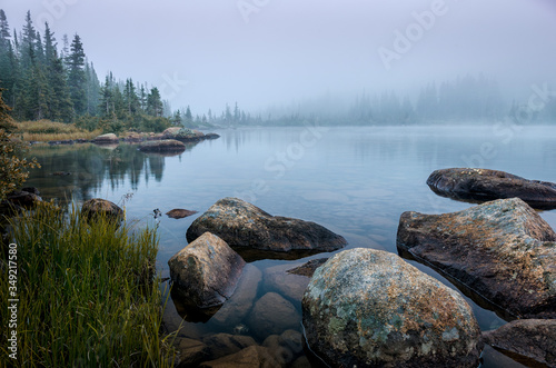 Fototapeta Naklejka Na Ścianę i Meble -  mountain lake in the morning