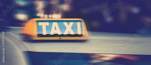 Fotografia, Obraz Taxi sign on top of taxi cab at night